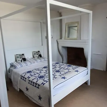 French Retreat With Pool & Superb Views. Vila Blanzac (Charente)