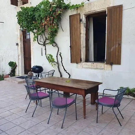 French Retreat With Pool & Superb Views. Villa *