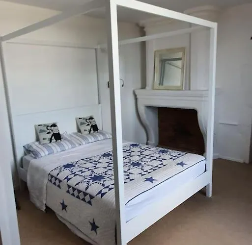 French Retreat With Pool & Superb Views. Villa Blanzac (Charente)