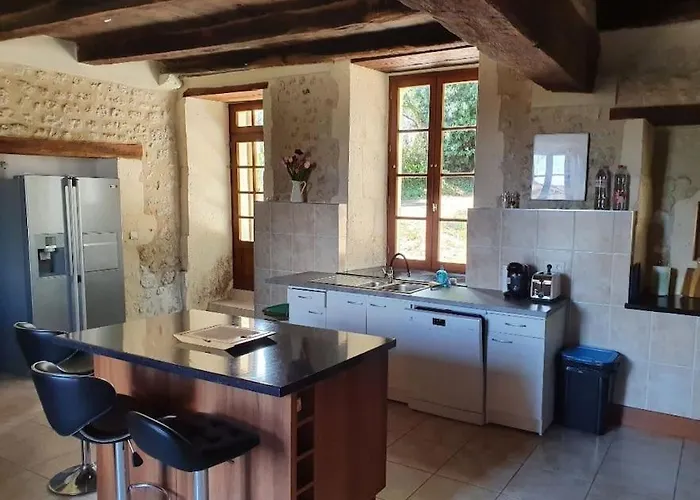 French Retreat With Pool & Superb Views. Villa Blanzac (Charente)