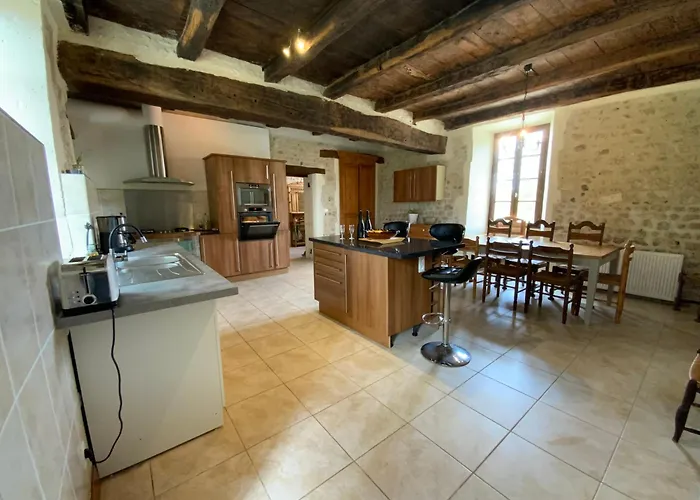 French Retreat With Pool & Superb Views. Blanzac (Charente)